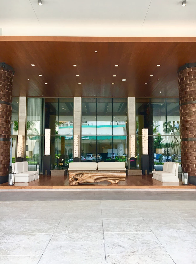 the front entrance to the 'Alohilani Resort Waikiki Beach 